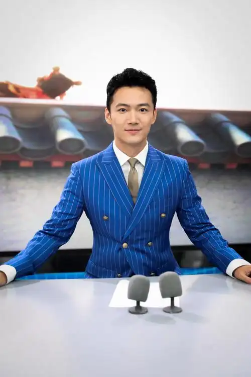 级播音主持学院校友2021年,川影校友张韬作为主持人,首登央视牛年春晚