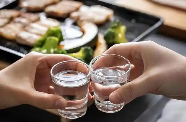 该你敬酒时,别傻坐着当"哑巴",教你3句"敬酒语",万能好用