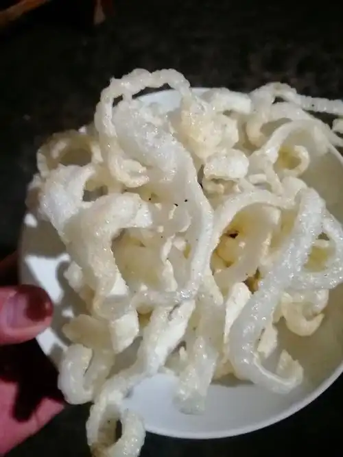 油炸粉条:将粉条放入热油中炸至白色略现黄色(大略2分钟即可)捞出来