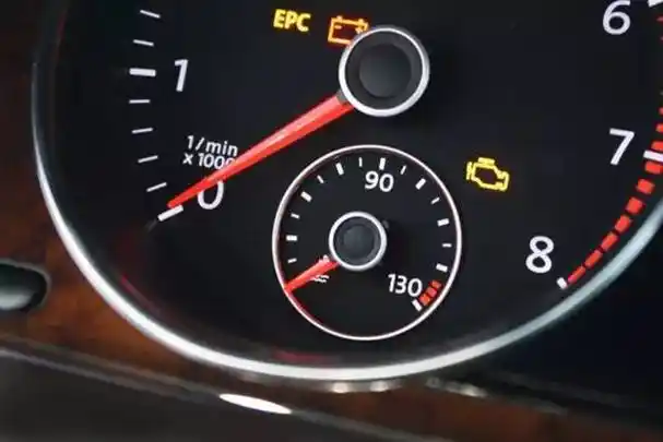 为了保证发动机冷却液的工作状态可以随时被监控,一般情况下车辆都装