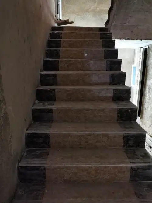 安全通道楼梯已铺贴地砖