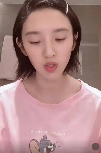 唐艺昕产后首次素颜示人,却被吐槽变模样没辨识度,还撞脸童瑶