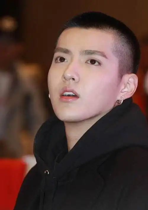 胡歌剪寸头亮相只为兑现朋友承诺与千玺李易峰相比谁造型更帅