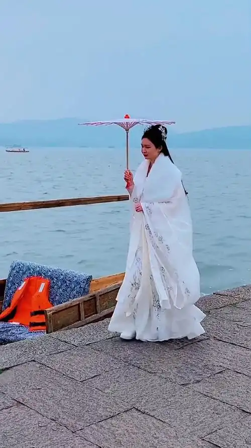 欣赏自然美好:船来了西湖断桥白娘子带你看风景汉服