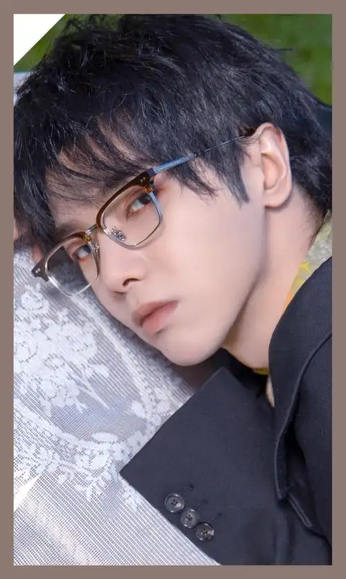 华晨宇 红秀封面