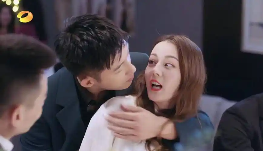 热巴黄景瑜又被锤,遭狗仔点名年初还在一起,工作室装瞎发挥稳定