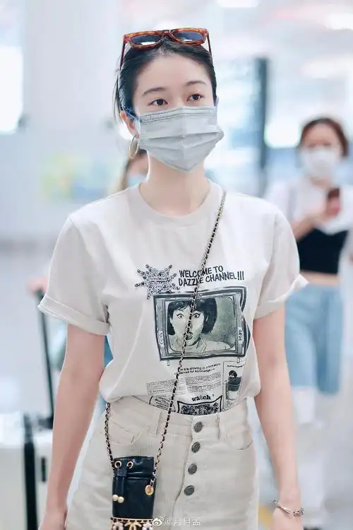 730张雪迎张雪迎久违机场照分享复古电视机人像印花短袖搭配同色系