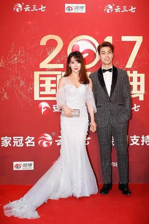 陈紫函与小10岁老公同台秀恩爱穿白裙大秀事业线这身材真惊了