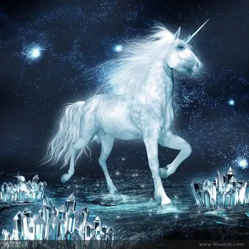 夜空下疾驰的白色独角兽高清图片