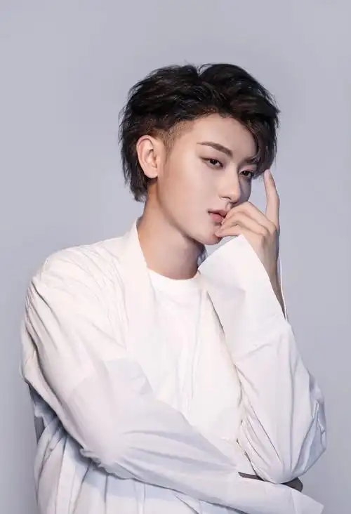 黄子韬白衣清爽帅气写真图片