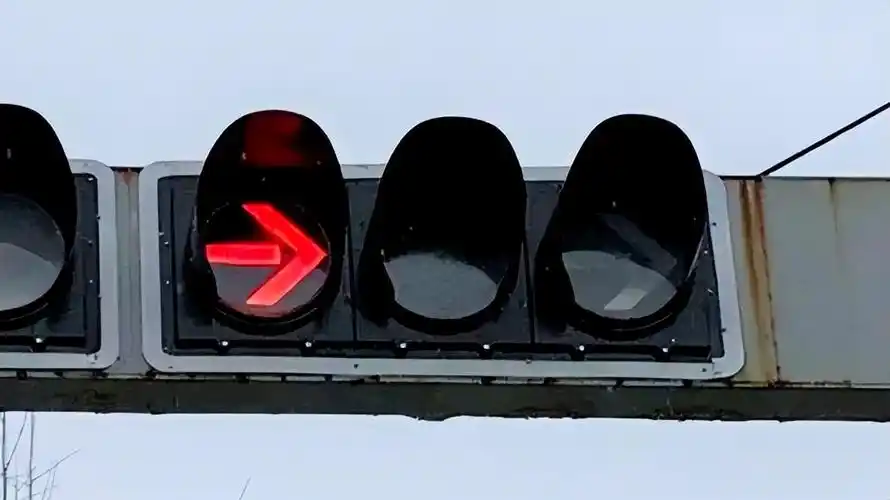 往往会设置三向控制信号灯,右转弯时要遵守右转箭头指示灯的要求,当