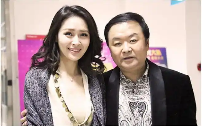 于明加的老公胡俊资料照片,她整过容吗? 本文共(963字)