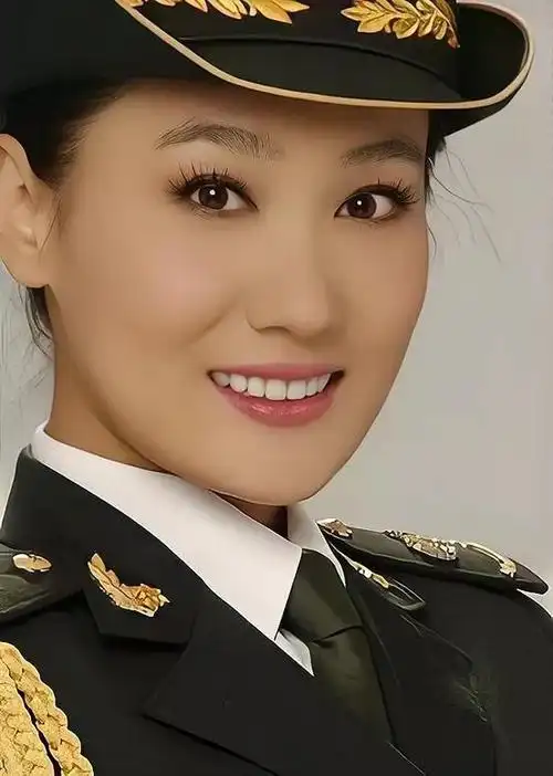谭晶军装照