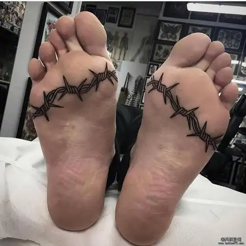 脚底黑灰荆棘纹身图案