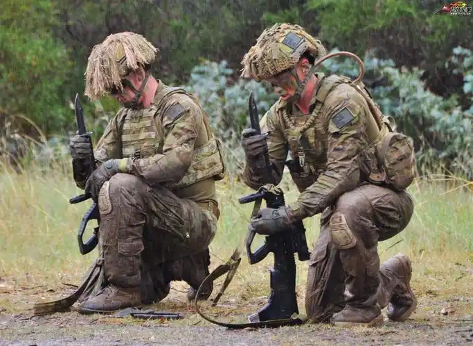 澳大利亚士兵练习刺刀战术