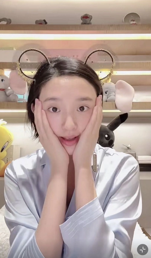 唐艺昕穿睡衣素颜分享好物,身后一面墙玩偶抢镜,小公主太有福气