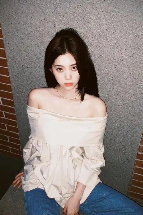 组图:欧阳娜娜着一字肩上衣露锁骨 黑发柔顺嘴巴嘟嘟十分可爱_高清