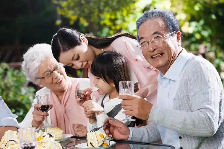 快乐家庭在户外吃生日蛋糕图片下载