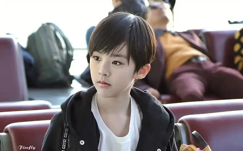 【yhboys刘冠毅】171209 pek候机—专心玩小绵羊的宝宝要去拍电影啦