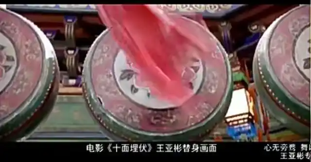 她曾经做过章子怡在《十面埋伏》里的替身,"水袖击鼓"就是她完成的