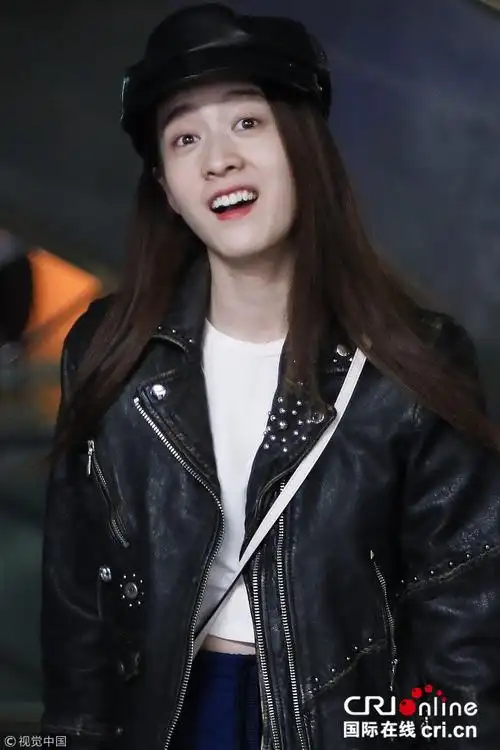 张雪迎歪头笑秀小虎牙穿皮衣戴皮帽变时尚girl