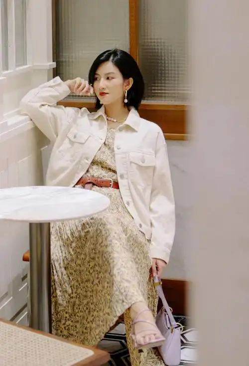 周海媚风采依旧,身穿印花衬衫裙叠穿字母连衣裙,既减龄又有气质