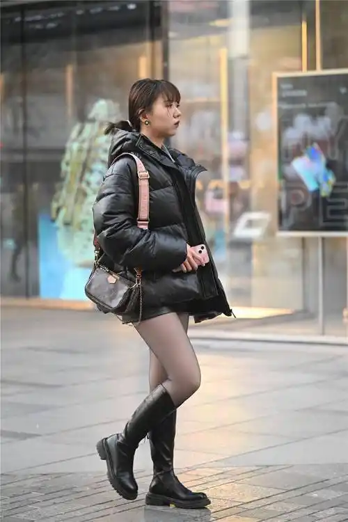 长靴搭配黑色丝袜,也是冬季的经典搭配,可以选择的风格也很多_美女