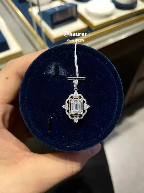 周生生新款钻石吊坠