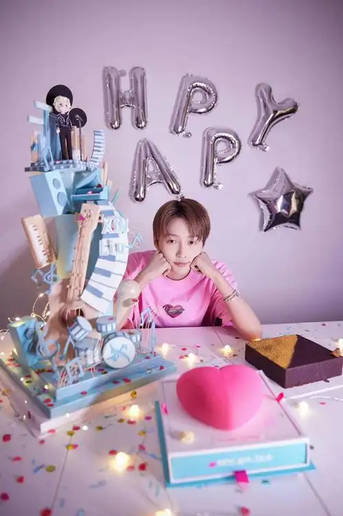 刘雨昕生日官宣新代言多领域开花展多面魅力