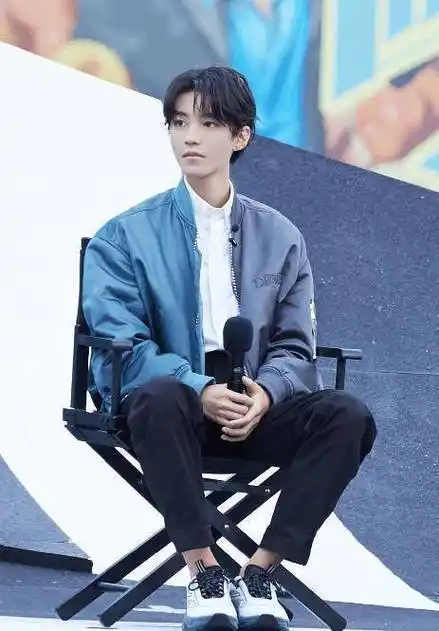 上次和关晓彤还有吴磊出席活动的时候,王俊凯正在一边,但是也显得身材