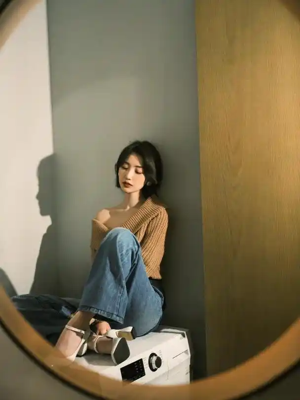 毛晓彤化身秋日精灵,穿针织毛衣配牛仔裤,优雅大气又时髦