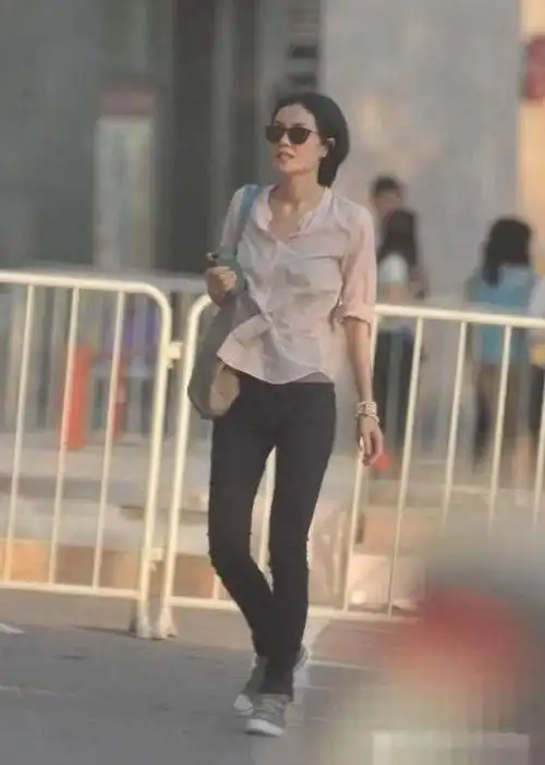 王菲现身街头被拍路人感叹素颜不修反而美的亮眼不像54岁的