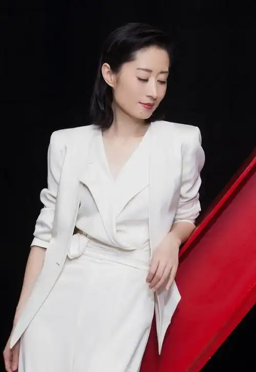 刘敏涛原来这么会穿长款上衣配阔腿裤只是换了风格气质更高级