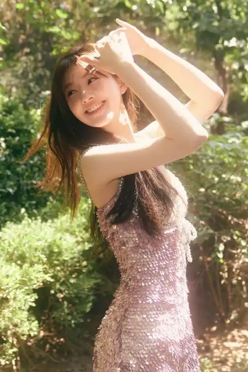 赵露思见面会造型图##赵露思粉色亮片抹胸裙