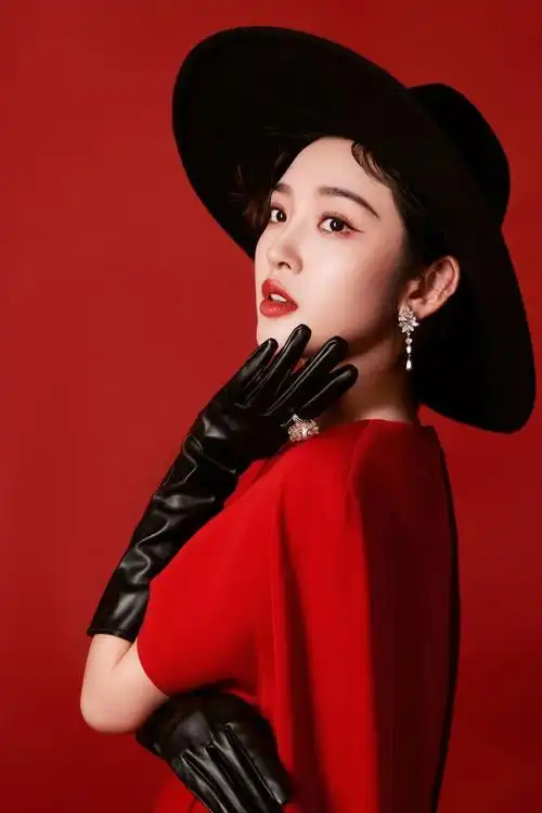 唐艺昕风华红礼裙新年大片#是摩登复古的甜美女郎糖糖,红色斗篷十分