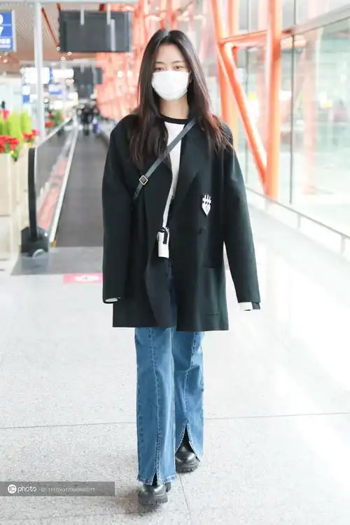 街拍谭松韵黑色西装牛仔开衩裤率性时髦