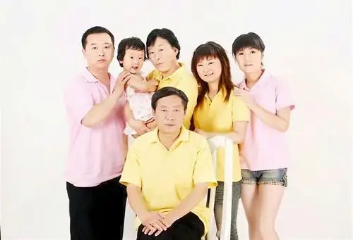 这是和爷爷奶奶一家的全家福