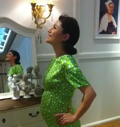 胡可怀孕七个月大肚写真曝光