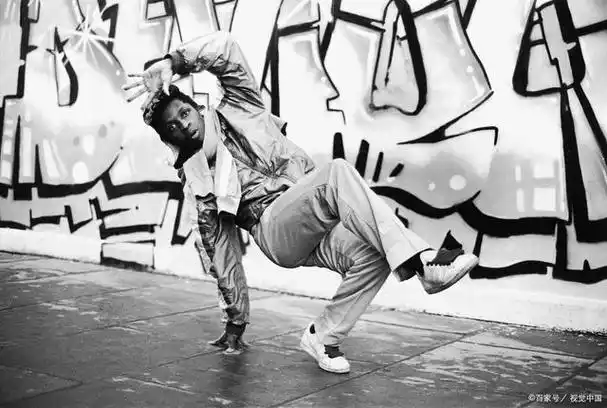 popping舞蹈的核心特点是肌肉的快速收缩与放松,创造出一种"震动"或"