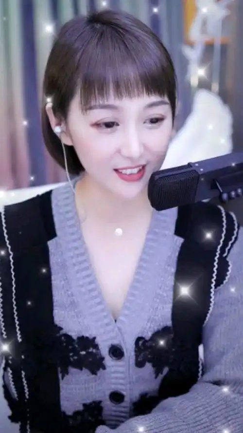 梁红演唱网络热歌阿尔山的姑娘清脆甜美的歌声让人陶醉