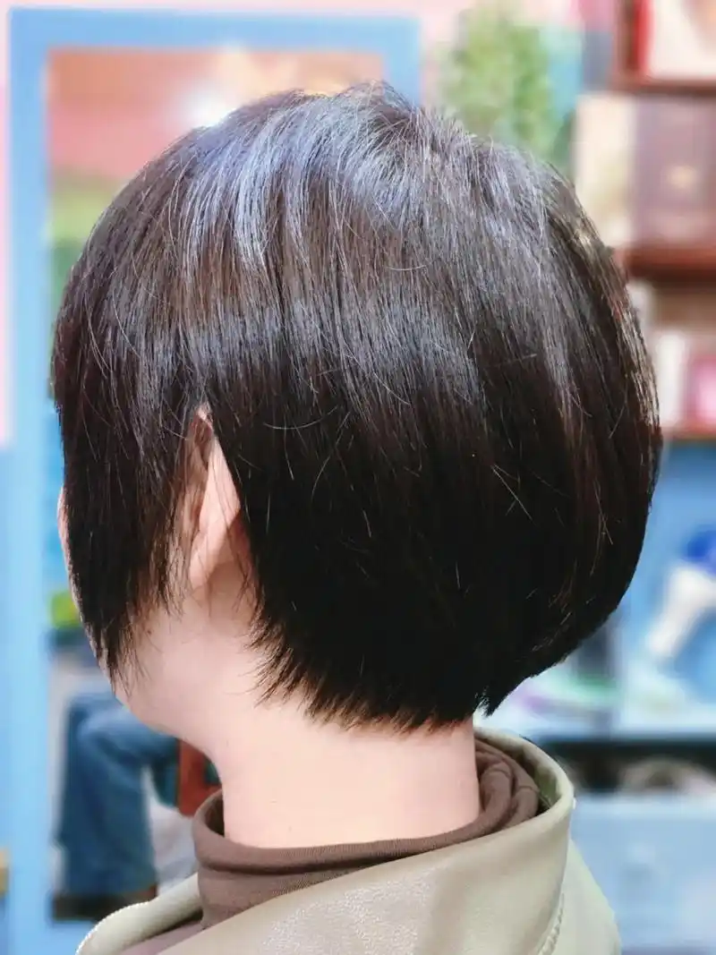 减龄发型 #挂耳短发 #根据脸型设计发型  六步走～短髮半 - 抖音