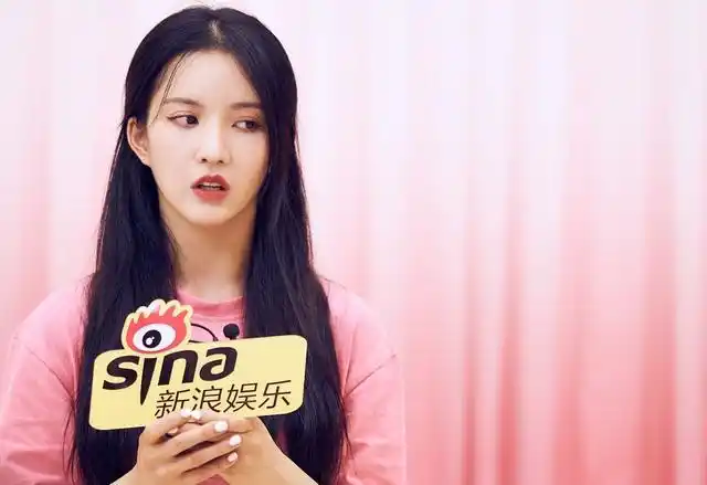 组图:独家对话《创3》刘些宁 长发披肩气质温婉可人