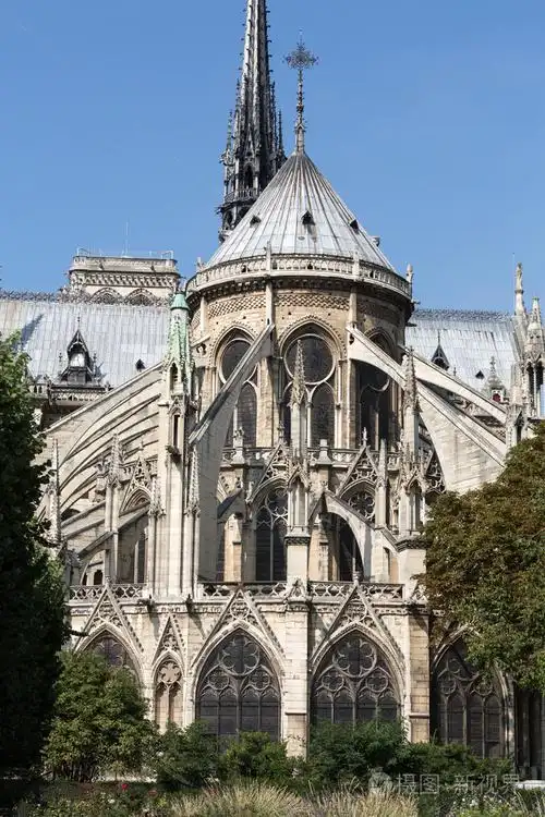 巴黎圣母院大教堂的尖顶和东的一面