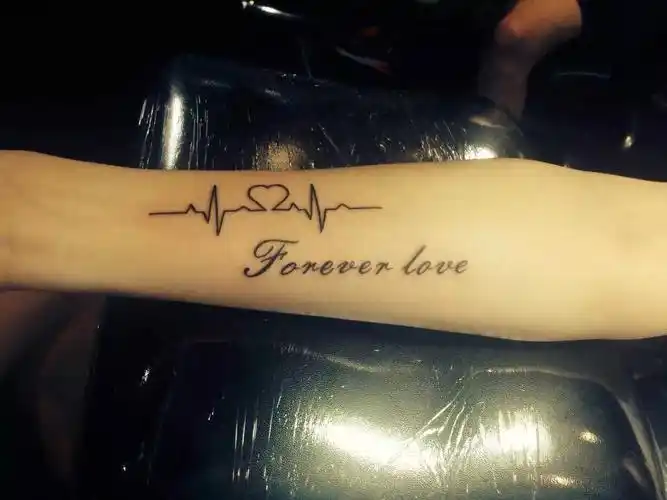 思念挚爱的陈先生手臂上的永远的爱心跳纹身图案