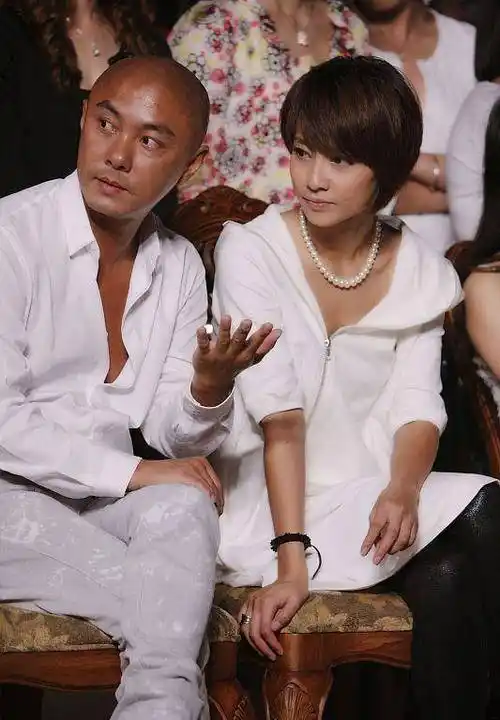 因嫌弃张卫健买不起包而分手,后因老公破产复出,53岁长这样_江欣燕_吴