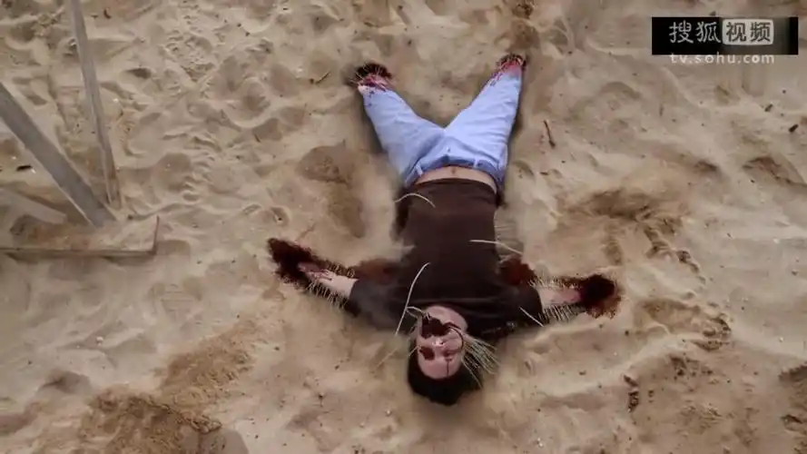 在沙滩游玩,凶残的沙子怪物出现,恐怖才刚刚开始