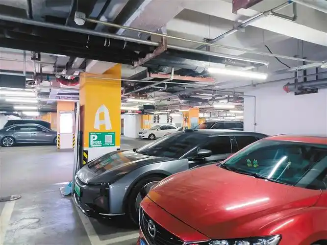 记者走访发现多家商场停车场缴费通关难