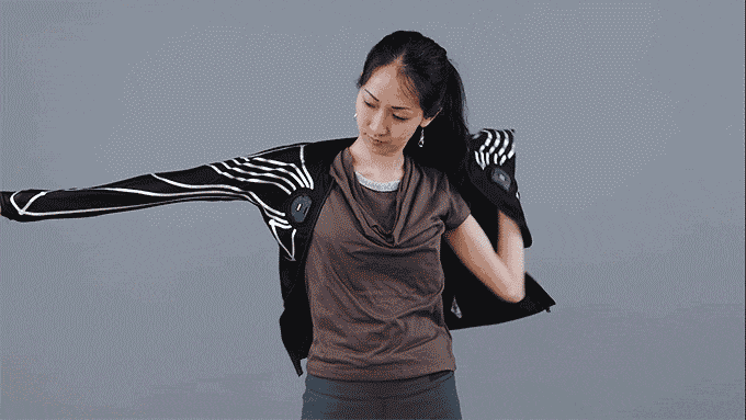 穿上去和一般衣服没什么区别,只是最后要加上一个小盒子而已.