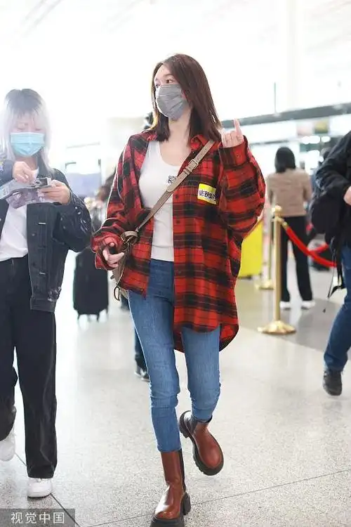 组图李小冉穿红格纹衬衫现身机场齐肩短发飘逸休闲感十足