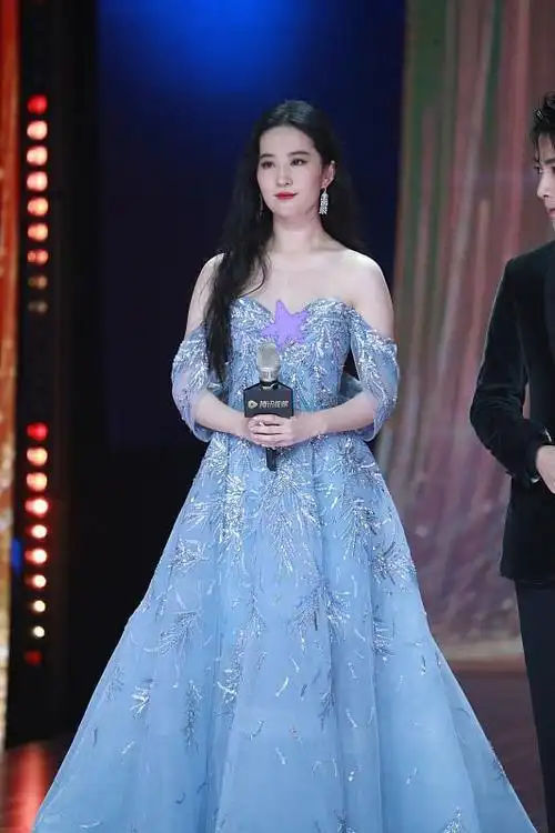 刘亦菲看起来略显丰腴但妆容精致气色好依旧美艳动人